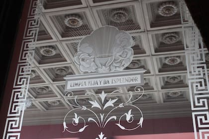 "Limpia, fija y da esplendor", el lema histórico de la Real Academia Española