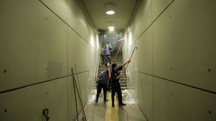 Limpian las paredes en la estación San Pedrito