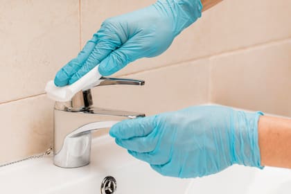 Limpiar diariamente las superficies previene la aparición del sarro (imagen ilustrativa)