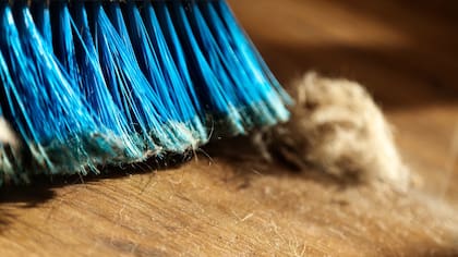 Limpiar el cepillo de la escoba es necesario para no ensuciar más el suelo de la cocina o sala