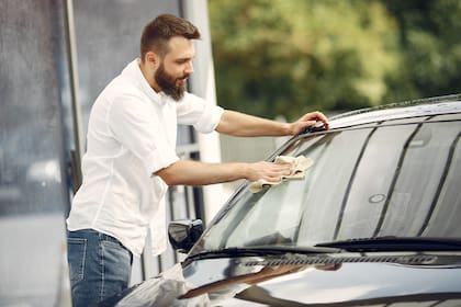 Limpiar el interior del auto resulta complicado incluso si se tiene una aspiradora