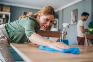 Limpiar la casa, por ejemplo, puede ser una forma de ejercicio suave