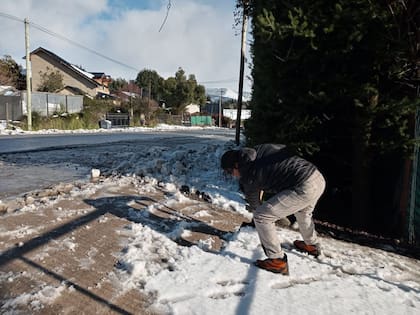 Limpiar la nieve de los frentes de las casas, una postal de esta mañana