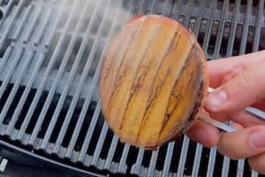 El truco de la cebolla para sacar la grasa de la parrilla y dejarla lista