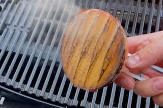 El truco de la cebolla para sacar la grasa de la parrilla y dejarla lista