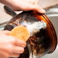 El truco que no falla para limpiar sartenes y ollas y dejarlas como nuevas