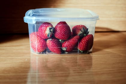 Limpias y secas, en un recipiente hermético se conservan por una semana en la heladera y varios meses en el freezer.