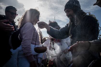 Limpieza con humo para celebrar el día de la Pachamama en Mar del plata, en la Plaza de las Américas.