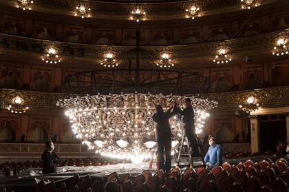 Limpieza de la araña principal del Teatro Colón