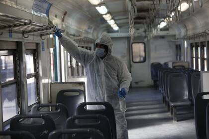 Limpieza de trenes en la estación Cosntitución