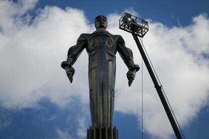 Limpieza del imponente monumento del cosmonauta soviético Yuri Gagarin en Moscú