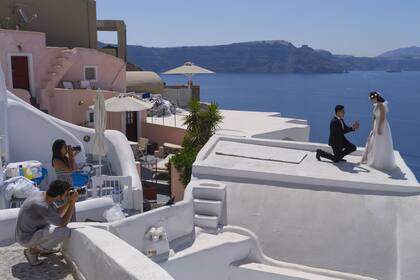 Lin y Huang recrearon su propuesta de matrimonio durante una sesión de fotos en Santorini