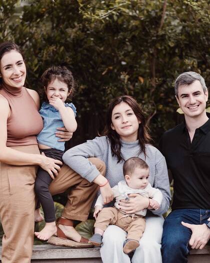 Lina junto a su esposo y sus tres hijos.