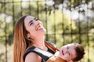 Lina Rivera conquista a sus seguidores en instagram con el porteo y las mochilas ergonómicas que vende.