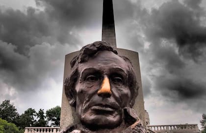 La nariz brillante de la escultura de Lincoln en Oak Ridge, Springfield.
