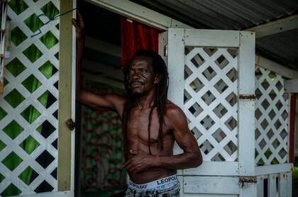 Lincoln Baker en su casa en Cumaná, un tranquilo pueblo en la costa norte de Trinidad y Tobago donde recientemente aparecieron dos cuerpos en la orilla, el 22 de octubre de 2025.