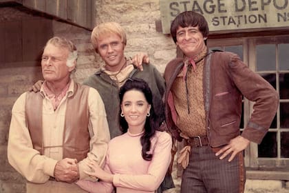 Linda Cristal y elenco de El Gran Chaparral