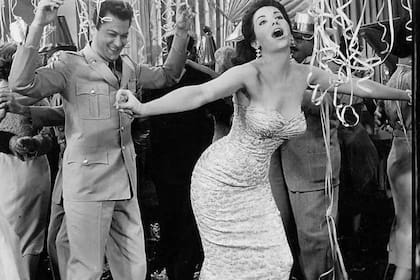 Linda Cristal en la película Vacaciones sin novia (1958), junto a Tony Curtis