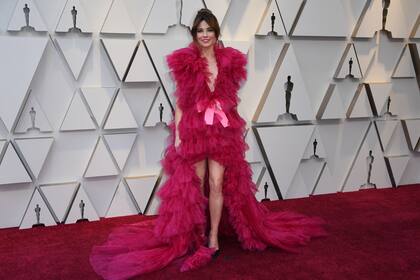 Linda Cardellini, de Green Book, hizo uso y abuso del volumen con un vestido en tul colorado repleto de capas de volados de Schiaparelli