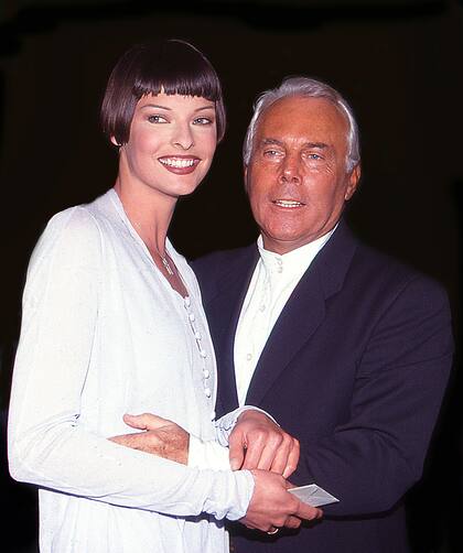 Linda Evangelista fue una figura destacada en el universo Armani. La supermodelo canadiense se destacó como una de las favoritas de las pasarelas de Emporio Armani a finales de los años 90 (Photo by Rose Hartman/Getty Images)