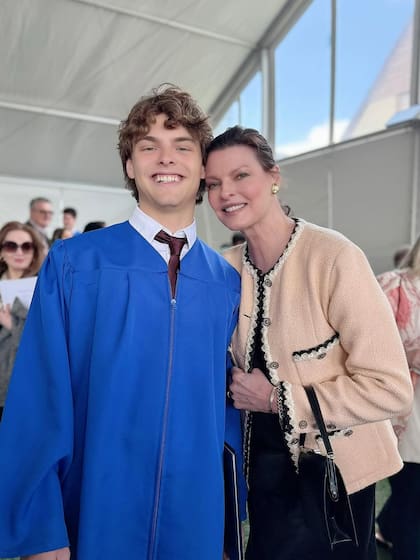 Linda Evangelista hizo un tierno posteo sobre la graduación de la secundaria de su hijo
