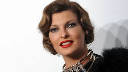 Linda Evangelista saltó a la fama en la década de 1990, adornando pasarelas y portadas de revistas. Esta foto es de 2009)