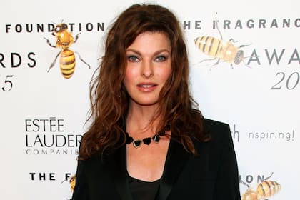 Linda Evangelista, vista aquí en 2015 antes de realizarse el procedimiento que le causó HAP, no se ha mostrado en público desde entonces y afirma que quedó "irreconocible".