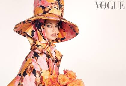 Linda Evangelista volvió a posar después del tratamiento que la dejó “brutalmente deformada”