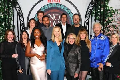 Linda Lavin junto a Lisa Kudrow, Ray Romano y el resto del elenco de la serie No Good Deed