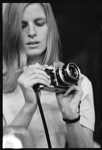 Linda McCartney, cámara en mano. Desde muy joven descubrió su pasión por la fotografía