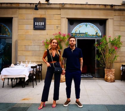 Linda Raff y Papu Gómez en el frente de Boedo, su restaurante en Bérgamo