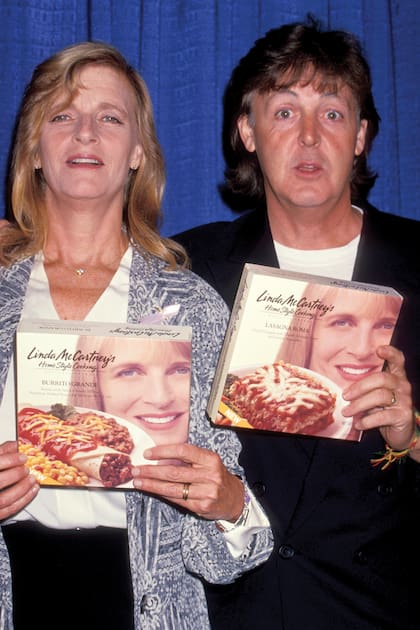 Linda y Paul McCartney durante la conferencia de prensa del lanzamiento del libro "Linda's Home Style Cooking", en un hotel de Beverly Hills. (Photo by Ron Galella/Ron Galella Collection via Getty Images)