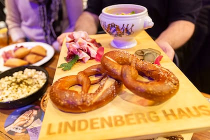 La familia que arriesgó sus ahorros para producir lácteos naturales en un pueblo bonaerense 17 Lindenberg, la cervecería premiada de Saladillo tiene un menú de inspiración alemana.