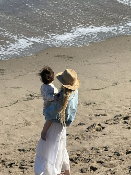 Lindsay no mostró en redes sociales la cara de su hijo; solo sube fotos de la parte de atrás para mantener su privacidad (Foto: Instagram @lindsaylohan)