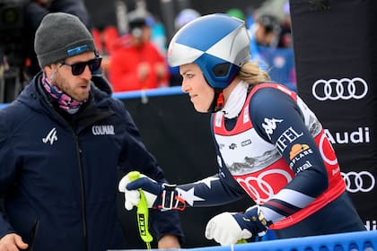 Lindsey Vonn, de Estados Unidos, es asistida en la meta tras sufrir un accidente durante un descenso de la Copa del Mundo femenina de esquí alpino en Crans Montana, Suiza, el viernes 30 de enero de 2026. (Alessandro Della Valle/Keystone vía AP)
