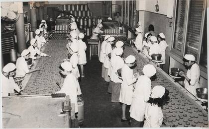 Línea de bañado de chocolate blanco.