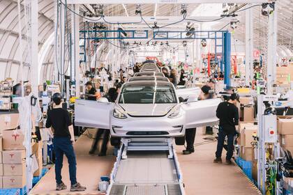 Línea de montaje de Tesla, la empresa de Elon Musk dedicada a revolucionar el mercado automotor