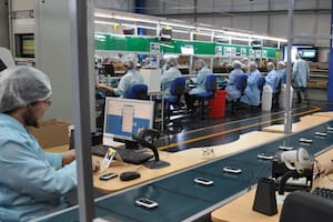 Línea de producción de teléfonos celulares en Tierra del Fuego