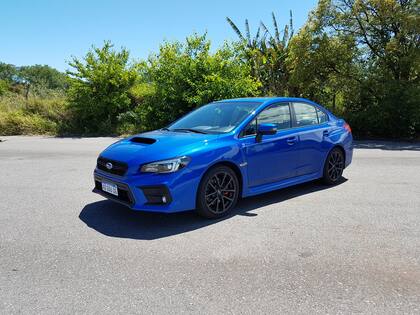 Líneas deportivas para este sedán de Subaru