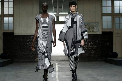 Líneas y contrastes en la propuesta de Yoshiyuki Miyamae para la etiqueta Issey Miyake