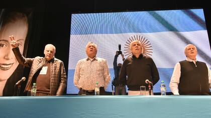 Lingeri, Barrionuevo, Moyano y Caló, durante el congreso de la CGT en Obras Sanitarias