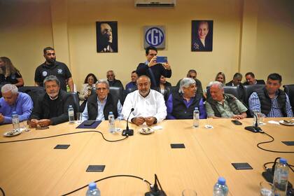 Lingeri, Martínez, Acuña, Daer, Moyano, Rodríguez y Jerónimo, en la reunión de los gremios con los senadores, en la CGT