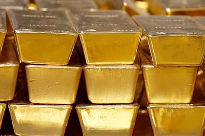 Lingotes de oro apilados en la Casa de Moneda de Estados Unidos