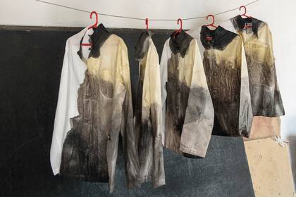 Lino, terciopelo y seda son algunos de los materiales nobles que la diseñadora usa para sus prendas.