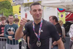 Scaloni ganó otra medalla: recorrió 167 kilómetros en una prueba de ciclismo en la paradisíaca isla española donde vive