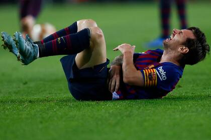 Lionel Messi, dolorido después de doblarse el codo derecho.