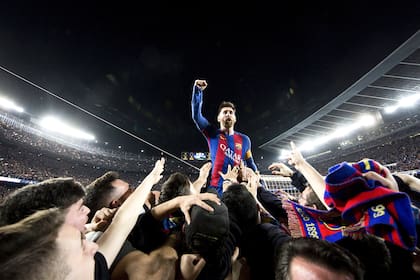 Una imagen en el recuerdo: todos rendidos ante el talento del capitán de Barcelona. Ahora, la situación cambió y el club busca un proyecto que ilusione a La Pulga. De lo contrario, puede perderlo.