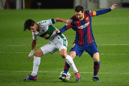Messi, anticipado por un jugador de Elche en la goleada 3-0 de Barcelona.