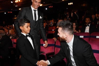 Messi saluda a Cris, el hijo del portugués, admirador suyo