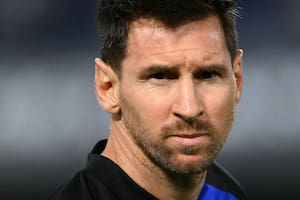 ¿En qué posición debutó Lionel Messi en el Barcelona?